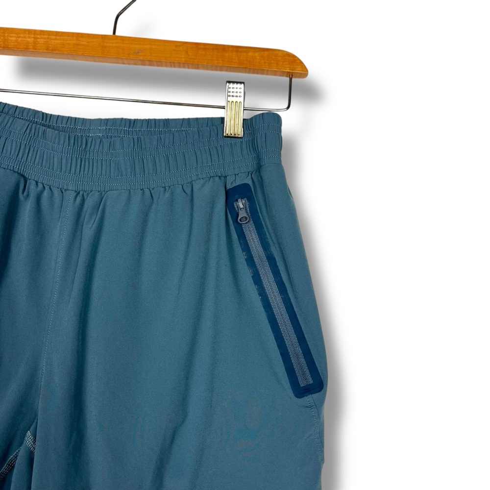 ALO Men’s 2 In 1 Pro Short Med Slate Blue $98 Zip Pockets Lined Gym Logo EUC - Picture 4 of 9